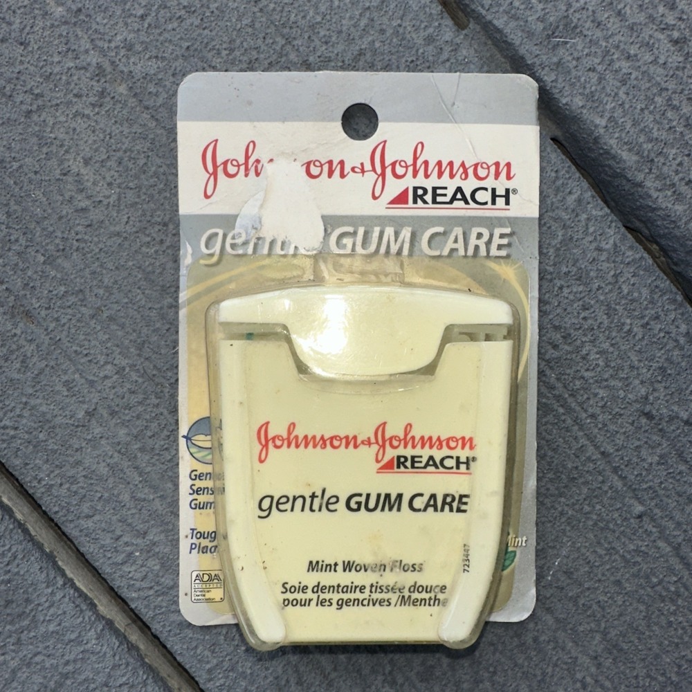 VTG Johnson & Johnson Reach Gentle Gum Care Mint Woven Floss 50 Yd  1 pack 2005